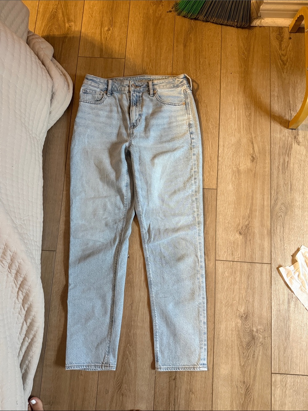 American Eagle Outfitters High-Rise Light Blue mom Jeans